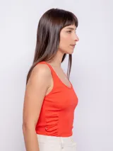 Top sin mangas color naranja, con escote redondo y frunces en los laterales.
