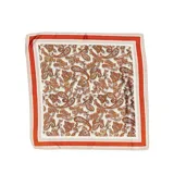 Pañuelo cuadrado de satén con estampado de arabescos en tonos terracota, blanco y marrón.