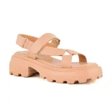 Sandalias negras de cuero sintético, con plataforma track y tiras anchas con ajuste de velcro.