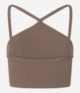 Top deportivo color marrón topo, ajustado al cuerpo, con escote halter cruzado y tirantes finos.