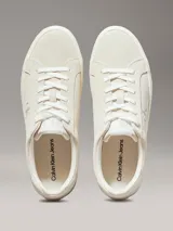 Zapatillas urbanas Calvin Klein color blanco hueso, de corte bajo y plataforma plana. Presentan logo CK bordado en el lateral y suela vulcanizada.