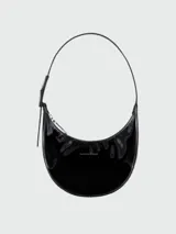 Bolso hobo pequeño Longchamp, color negro charol, con cierre superior y asa corta.