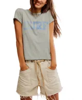 Remera blanca con cuello redondo y estampado frontal con la palabra 'SURF' en color coral.