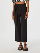 Pantalón negro de corte cropped con lazo en la cintura.