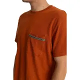 Remera color ladrillo de manga corta con bolsillo en el pecho con detalle de guarda pampa.