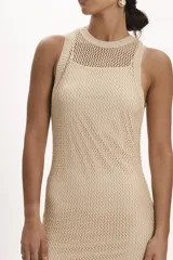 Vestido midi negro de tejido de punto con textura calada, corte recto y escote redondo.