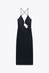 Vestido midi negro de punto con escote pico, tirantes finos cruzados en la espalda, aplique dorado y abertura en la cintura.