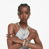 Pulsera dorada con cristales multicolores en talla redonda y talla octogonal. Cierre de mosquetón y cadena de alargue.