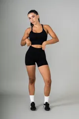 Short deportivo negro ajustado con cintura alta y frunce en la parte trasera.