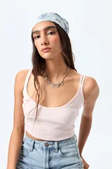 Top corto de punto canalé color rosa claro, con breteles finos y escote redondeado.