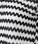 Blusa femenina de punto con cuello polo, mangas cortas y estampado de rayas horizontales en tonos naranja, marrón, blanco y verde.