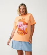 Remera color durazno de algodón con cuello redondo y mangas cortas. Estampado de piña con lentejuelas y texto "Calor de Verão".