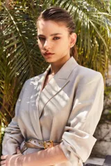 Cinturón marrón con estampado animal print y hebilla dorada.