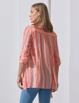 Camisa larga de rayón marca Robert Louis, con estampado a rayas verticales en tonos coral y blanco. Tiene cuello con solapa, abertura central con botones, mangas largas regulables con presilla y botón, y tajos laterales.