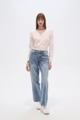 Sweater de manga larga con cuello redondo y estampado animal print abstracto en tonos blanco y marrón/malva.