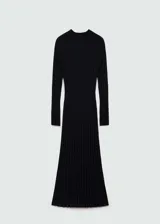 Vestido midi negro de tejido de punto fino acanalado, cuello Perkins y manga larga.