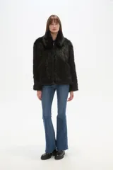 Campera de abrigo color beige claro, con textura de pelo largo y suave, cuello solapa y cierre frontal.