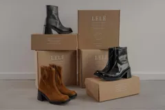 Bota de cuero color marrón con caña media y punta cuadrada.