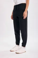 Pantalón de jogging negro con cintura elástica y cordón ajustable.