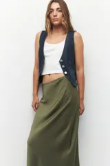 Falda midi color champagne de satén con cintura elástica.