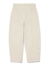 Pantalón jean color crudo, de tiro alto, corte mom fit y pierna barrel. Cierre con botón y cremallera.