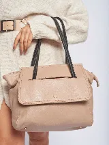 Cartera color beige con solapa frontal y cierre con botón a presión. Tiene doble asa corta negra y correa larga desmontable.