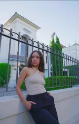 Top rojo con tiras cruzadas en el cuello.