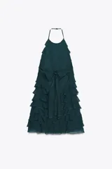 Vestido corto color verde oscuro, con cuello halter y hombros descubiertos. Diseño con múltiples volantes en capas.