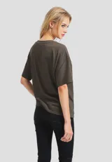 Remera negra de algodón con estampado de un corazón rojo con rosas amarillas y texto en estilo tatuaje old school.