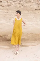Vestido midi color camel, sin mangas y de corte recto.