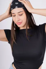 Body blanco de mangas cortas y cuello redondo.