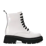 Bota estilo borcego de color negro, con acabado brillante y suela gruesa.