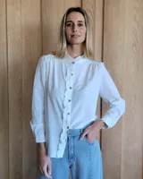 Camisa color crudo con cuello mao y volantes en el frente.