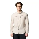 Camisa de manga larga color beige claro, con cierre de botones, dos bolsillos frontales en el pecho (uno con cierre de cremallera y otro con cierre de velcro), ventilación en la espalda y tecnología Omni-Shade™ Broad Spectrum UPF 50 y Omni-Wick™.