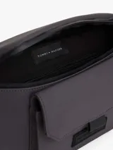 Riñonera o cangurera de color gris oscuro, confeccionada en poliuretano, con correa ajustable y cierre de hebilla. Presenta un compartimento principal con cremallera y un bolsillo exterior frontal con solapa.