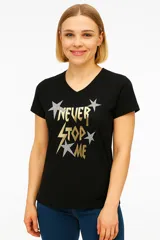 Remera negra de algodón con cuello en V y estampado frontal con la frase "Never Stop Me" en letras doradas y plateadas con estrellas.
