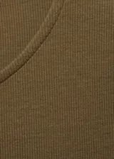 Vestido midi verde oliva con corte a la cintura y falda amplia. El cuerpo es de tejido de punto ajustado y la falda es de algodón. Tiene mangas cortas y cuello redondo.