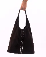 Bolso de hombro color borgoña, hecho de cuero gamuzado, con tachas plateadas verticales.