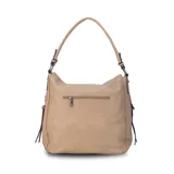 Cartera negra de cuero sintético con apertura superior y cierre con solapa. Tiene un bolsillo frontal con broche magnético y cierre, dos bolsillos internos y un bolsillo divisor en el forro. Incluye bolsillos laterales con cierre y correa larga regulable.