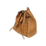 Cartera bombonera color marrón claro, confeccionada en cuero con apliques de lona revestida con el monograma de la marca y pequeñas tachas decorativas. Tiene correa para llevar al hombro, bolsillo interior deslizante y cierre con cordones ajustables que le dan un efecto fruncido.