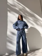 Conjunto deportivo azul de buzo de algodón waffle de corte holgado y pantalón palazzo con cordón ajustable en la cintura.
