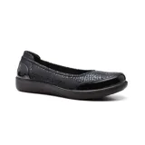 Zapato casual Korium Confort Vick de mujer, color negro con textura y detalles en charol.