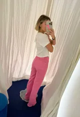 Pantalón jean blanco de corte acampanado.
