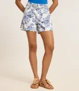 Short de cintura alta confeccionado en sarga con estampado de follaje y cinturón con hebilla.