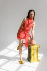 Minifalda color coral de lino con lazos frontales para atar.