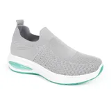 Championes deportivos de mujer color gris, tipo slip-on, con capellada tejida, suela blanca con detalles en verde agua y tirador trasero.