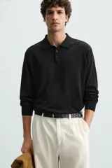 Polo de manga larga color negro, tejido en hilatura con mezcla de algodón y seda, de corte regular fit, con cuello solapa y cierre frontal de botonadura.