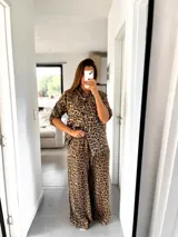 Conjunto de camisa de manga corta con botones y pantalón palazzo acampanado con estampado de leopardo.