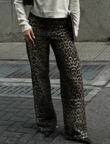 Pantalón largo de corte wide leg con estampado de leopardo.