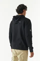 Canguro de felpa color ladrillo con capucha y cordones ajustables. Estampado frontal con la frase "Regret nothing" y logo de la marca Mistral.